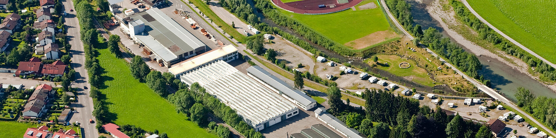 Drohnenaufnahme vom Gelände der Firma Röhrs mit sämtlichen Produktionsstätten und Verwaltungsgebäuden in Sonthofen